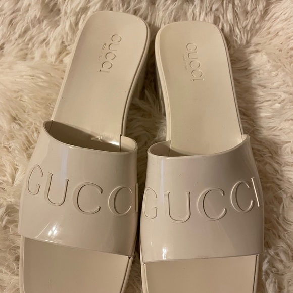 Gucci Rubber Logo Platform Slide Sandal - Picture 2 of 6